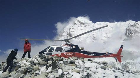 helicopter landing on everest summit